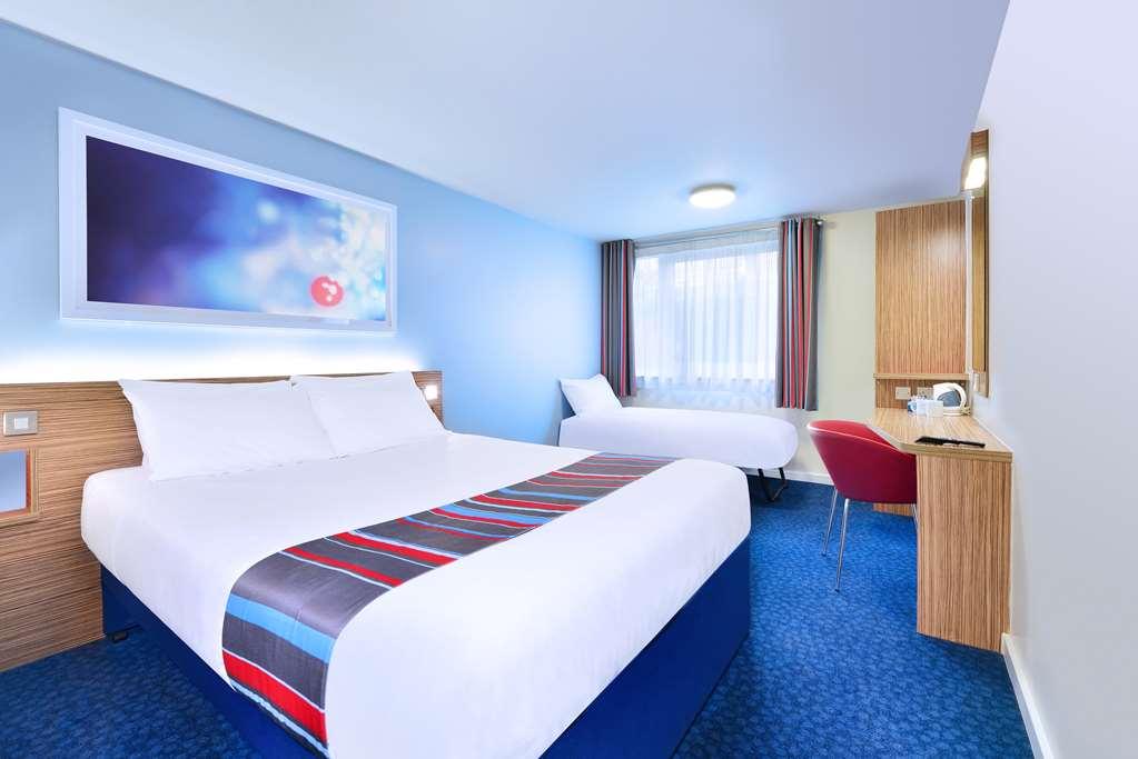 Travelodge Bath Waterside Room photo